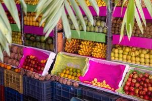 colorido puesto de frutas en el verdulero mexicano local foto