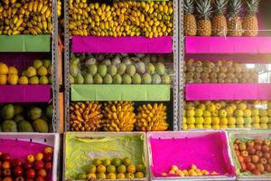 colorido puesto de frutas en el verdulero mexicano local foto