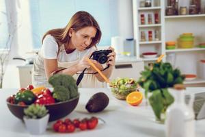 bloguera de comida enfocada en el trabajo foto