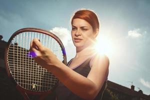 mujer joven concentrada antes del partido de tenis foto