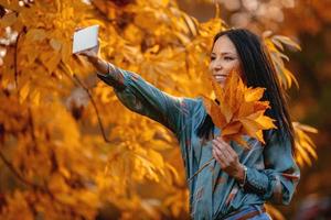 selfie en el parque de otoño foto