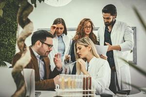 científico examinando muestras con plantas foto