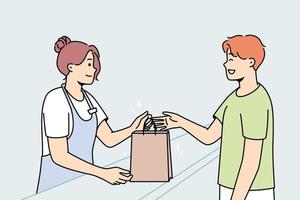 una cajera sonriente le da una bolsa de cartón a un cliente masculino feliz en la tienda. paquete de mano de vendedor de mujer feliz a cliente de hombre emocionado en la tienda. ilustración vectorial vector