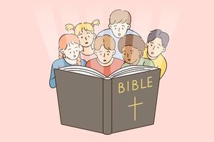 educación religiosa y concepto bíblico. grupo de niños pequeños interesados sentados y mirando la biblia todos juntos ilustración vectorial
