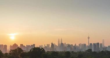 timelapse paysage vue du centre-ville de kuala lumpur quartier du centre-ville avec de nombreux gratte-ciel bâtiment tour de style moderne tours avec beau coucher de soleil vanille lever du soleil ciel crépusculaire video