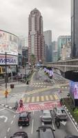 Vertikales Zeitraffer-Video, das von der Straße in der Innenstadt beleuchtet wird. Berühmtes Finanzviertel der Stadt video