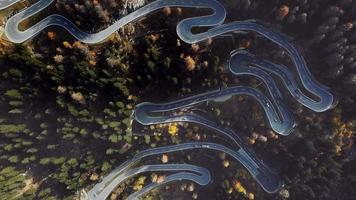 las curvas cerradas de la carretera del paso de maloja en los alpes suizos