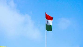 bandera india durante el día de la república en la casa del pueblo video