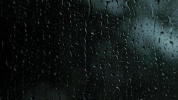 Regentropfen auf dem Glas. kleiner Regentropfen ruht beim Regen auf Glas. video