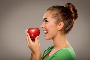 niña con manzana foto