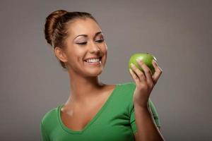 niña con manzana foto