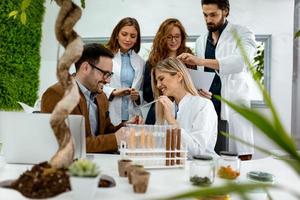 científico examinando muestras con plantas foto