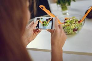 bloguera de comida enfocada en el trabajo foto