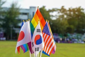 banderas del arco iris y banderas nacionales de muchos países unidos como uno solo para representar el símbolo de las personas lgbt en todos los rincones del mundo y el orgullo transgénero y los movimientos sociales lgbt. foto