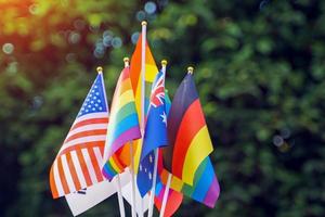 banderas del arco iris y banderas nacionales de muchos países unidos como uno solo para representar el símbolo de las personas lgbt en todos los rincones del mundo y el orgullo transgénero y los movimientos sociales lgbt. foto