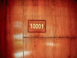 puerta de madera con el número 10001 de vacaciones foto