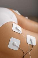 Masaje estimulante con electrodos de glúteos y piernas a domicilio. foto