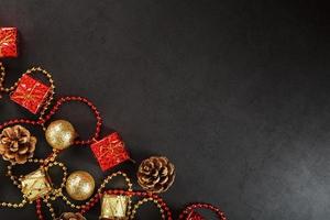 navidad o año nuevo fondo oscuro con adornos rojos y dorados para el árbol de navidad con espacio libre foto