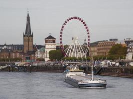 dusseldorf en el río rin foto