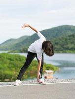 mujer haciendo ejercicio y calentándose al aire libre foto