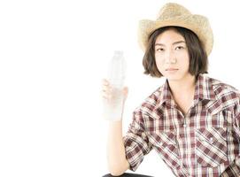 mujer en una camisa a cuadros sosteniendo una botella de agua sobre fondo blanco foto