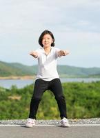 mujer haciendo ejercicio y calentándose al aire libre foto