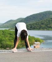 mujer haciendo ejercicio y calentándose al aire libre foto