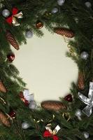 fondo de nochevieja con rama de abeto y conos. composición de vacaciones de navidad y año nuevo de ramas de pino. foto