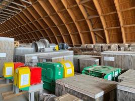 muchos equipos y materiales diferentes en el almacén de equipos industriales y materiales en cajas en el sitio de almacenamiento, almacenamiento temporal antes de la instalación foto