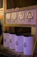 kaluga, rusia 18 de diciembre de 2020. Contenedores de barriles metálicos para la recogida selectiva y clasificación de basura en la calle. advertencia ambiental