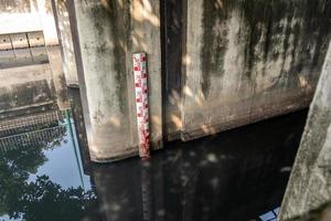 water level indicator It is attached to the wall of the floodgate photo