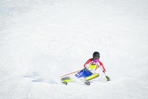 gudauri, georgi, 2022 - practica de esquiador profesional a toda velocidad esquiando cuesta abajo tallando en la estación de esquí mientras entrena para competir en la estación de esquí de gudauri en georgia foto