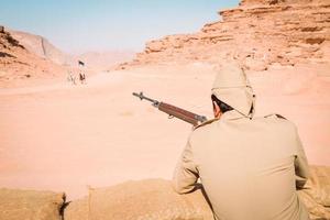 grandes combatientes de la revuelta árabe atacan en wadi rum en la nueva experiencia de viaje de aventura en tren ferroviario hijaz. populares nuevas actividades jordan foto