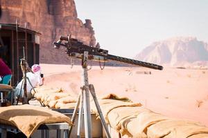 Pistola en el tren en una aventura turística. Experimente el tren ferroviario hijaz de 1916. Gran ataque de los combatientes de la revuelta árabe en wadi rum. actividades populares jordan foto