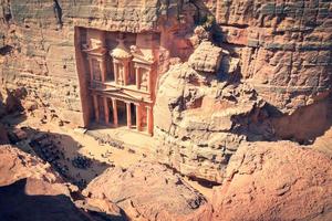 vista superior turística por el templo-mausoleo de al khazneh en la antigua ciudad de petra en jordan.fondo cinematográfico copiar pegar foto