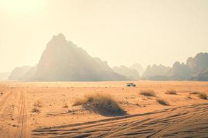 Paseo en vehículo 4x4 en safari por el paso de wadi rum 7 pilares de la sabiduría - famoso monumento del desierto de jordania foto