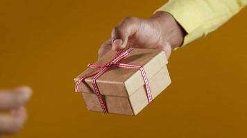 une petite boîte cadeau enveloppée de papier brun video