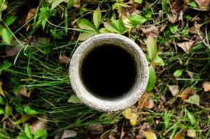 vieja tubería de agua de minería viejas aguas residuales o tubería en el campo foto