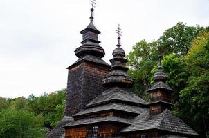 antigua iglesia de madera en ucrania cruz foto