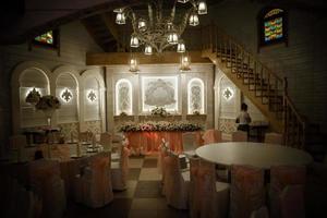 plato decorado con tenedor y cuchara. restaurante de mesa de boda foto