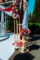 ceremonia de la boda. arco de boda, decorado con varias flores frescas foto