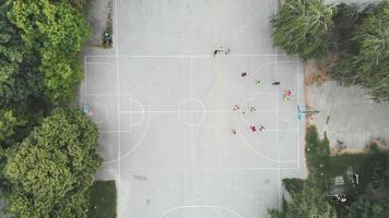 vue aérienne d'un match de basket de streetball video