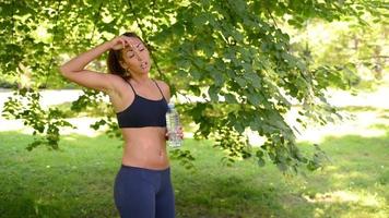 vrouw ontspannende na jogging in de park video