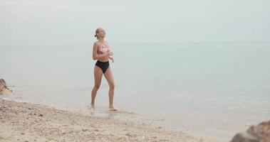 jovencita corriendo en la playa video