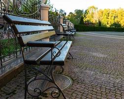 banco romántico en un parque tranquilo en verano foto