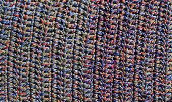 hermosa alfombra antigua de colores, hecha a mano con telas tejidas con patrones foto