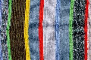 hermosa alfombra antigua de colores, hecha a mano con telas tejidas con patrones foto