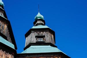 antigua iglesia de madera en ucrania cruz foto