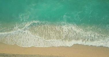 vista aérea de la increíble playa idílica con mar ondulado. video