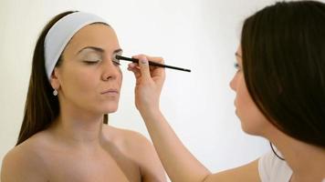 professionale trucco artista l'applicazione ombretto per un' bellissimo modello. video